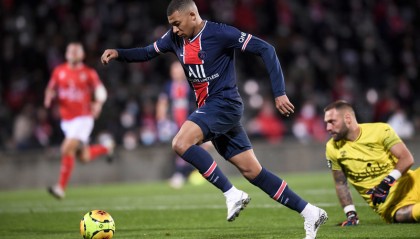  姆巴佩梅开二度助球队逆转，法甲卫冕添希望  