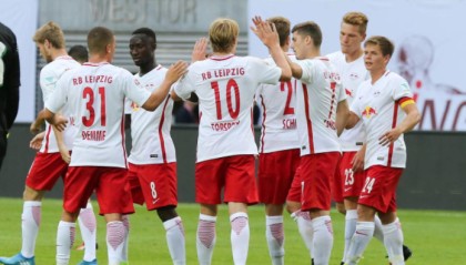  莱比锡红牛队长任意球绝杀柏林联合  