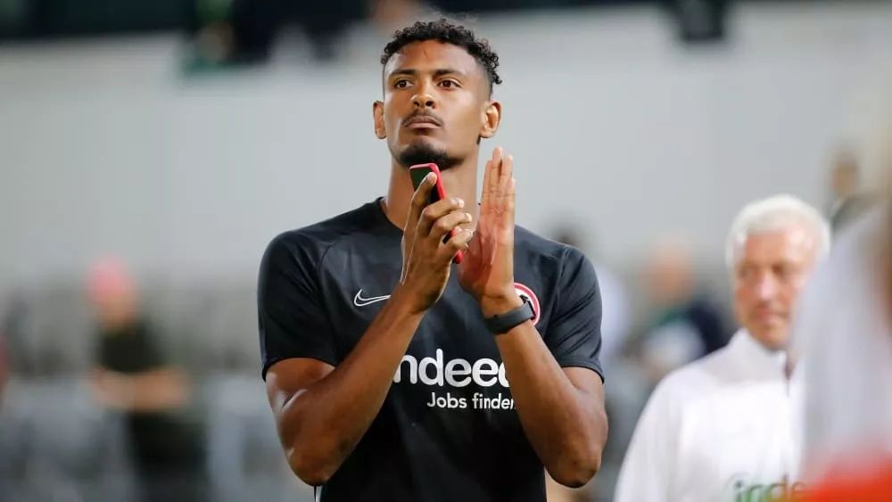  法兰克福前锋转会英超传闻遭俱乐部辟谣否认  