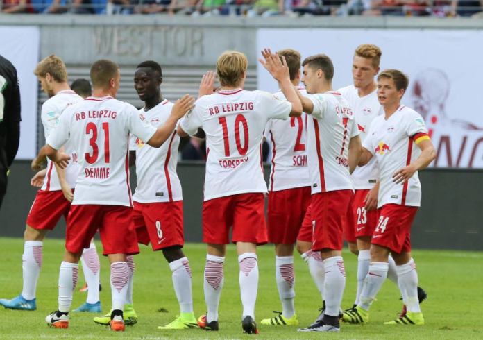  莱比锡红牛队长任意球绝杀柏林联合  