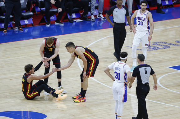  穆雷末节16分，老鹰加时胜76人  